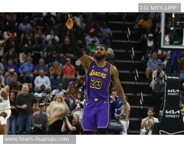 勒布朗带领湖人逆袭费城勇士终结连胜势头再创辉煌