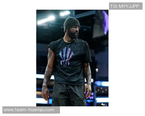 欧文随队出征三连客投篮训练后坚持个人训练展现职业精神